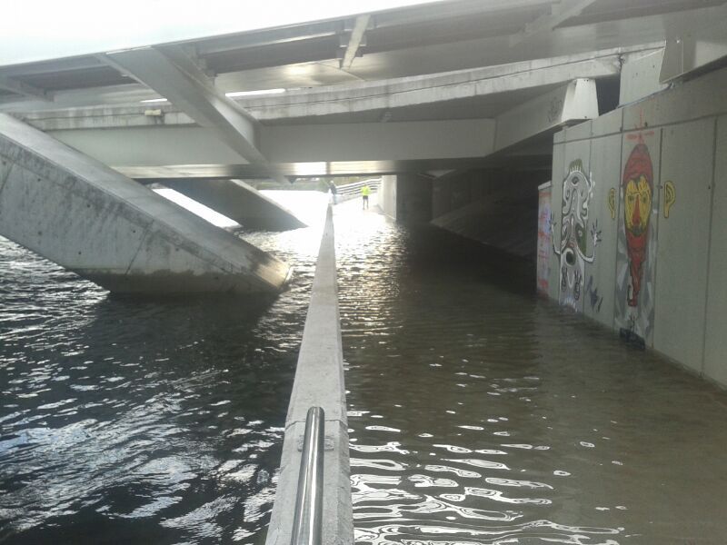 Paseo inundado bajo el puente de Las Corrientes