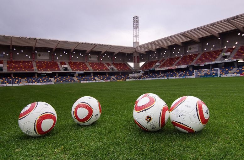 Balóns de fútbol no estadio de Pasarón