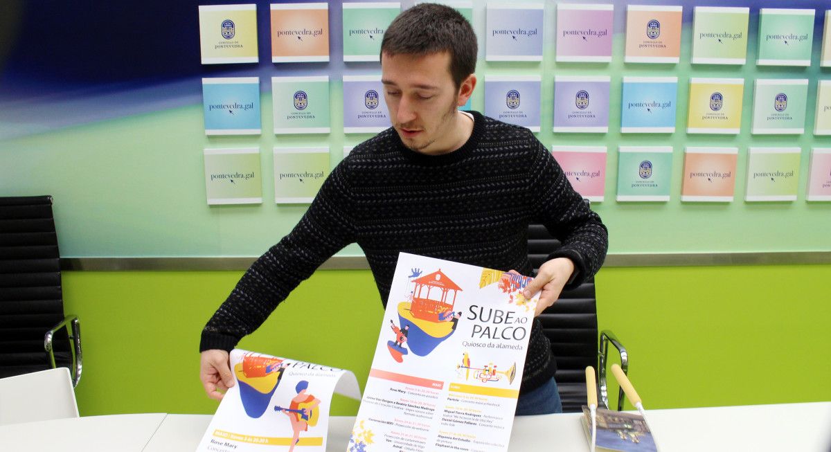 Alberto Oubiña presentando o programa "Sube ao Palco"