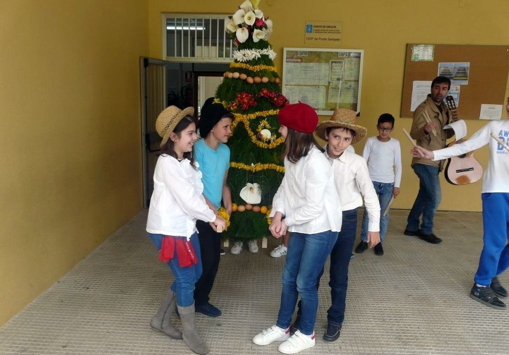 'Festa dos maios' en el colegio de Ponte Sampaio