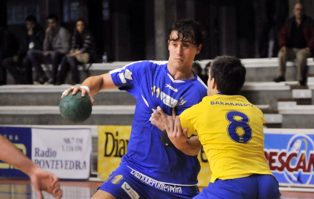 Víctor Rodríguez nunha xogada do partido entre Teucro e Barakaldo