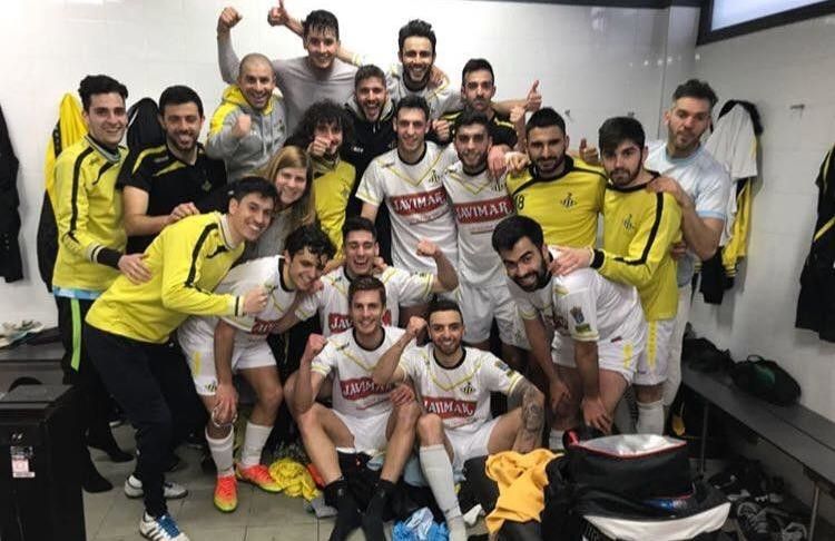 Os xogadores do Ribadumia celebran a permanencia ao finalizar o partido na Laracha