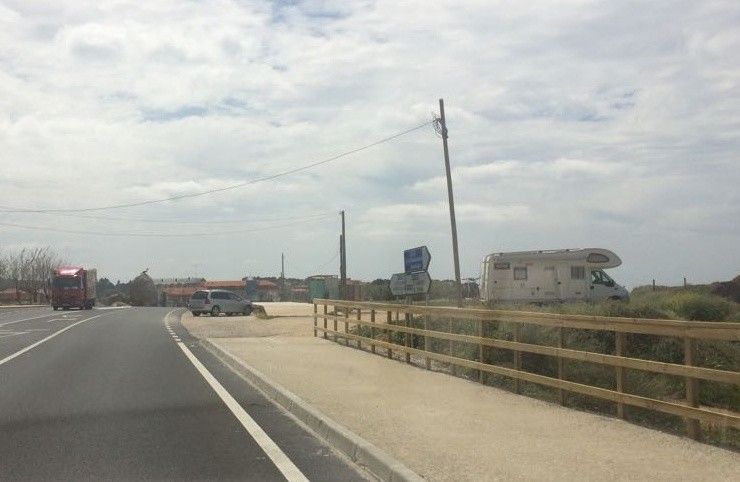 Postes de la luz en el paseo de A Lanzada