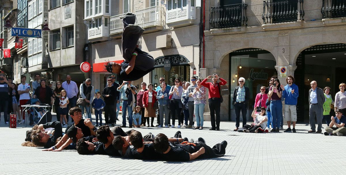 Exhibición de parkour en la plaza de la Peregrina