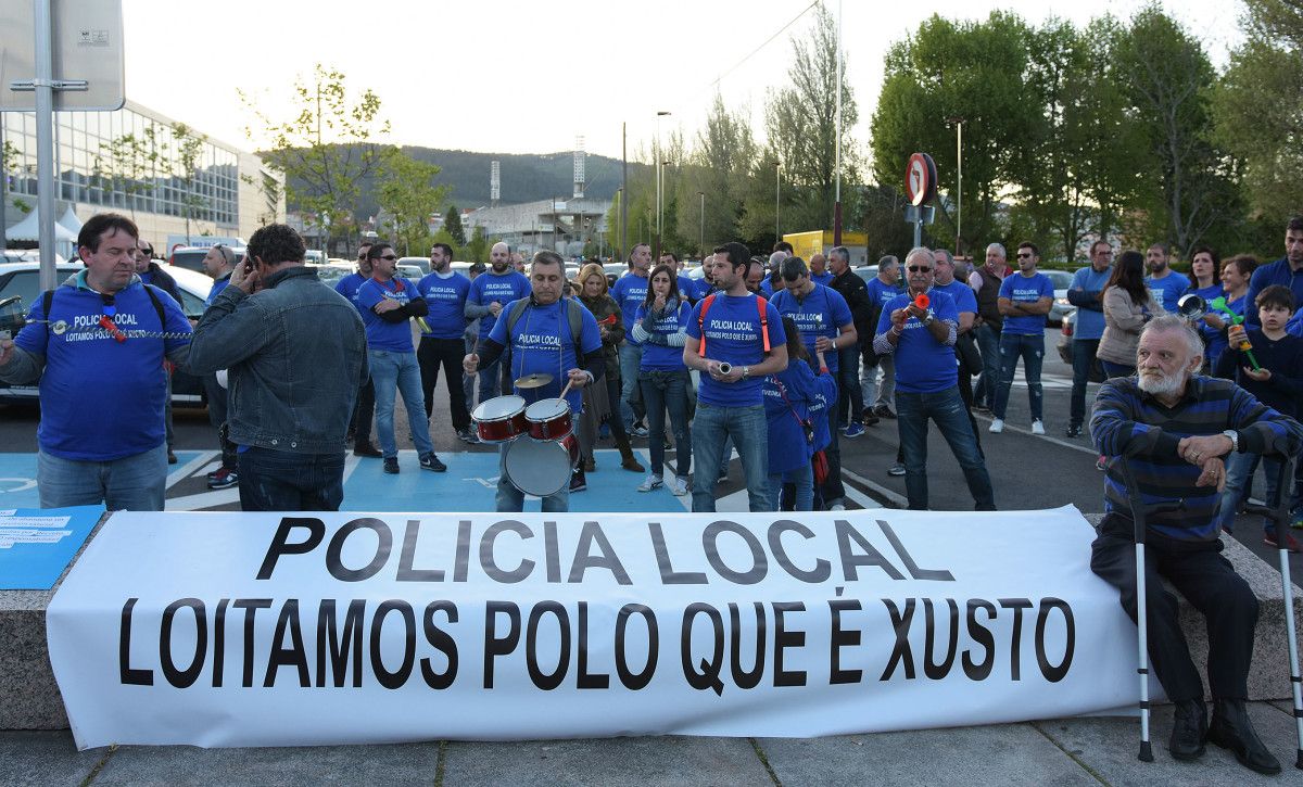 Protesta de policías locales ante la cena del BNG