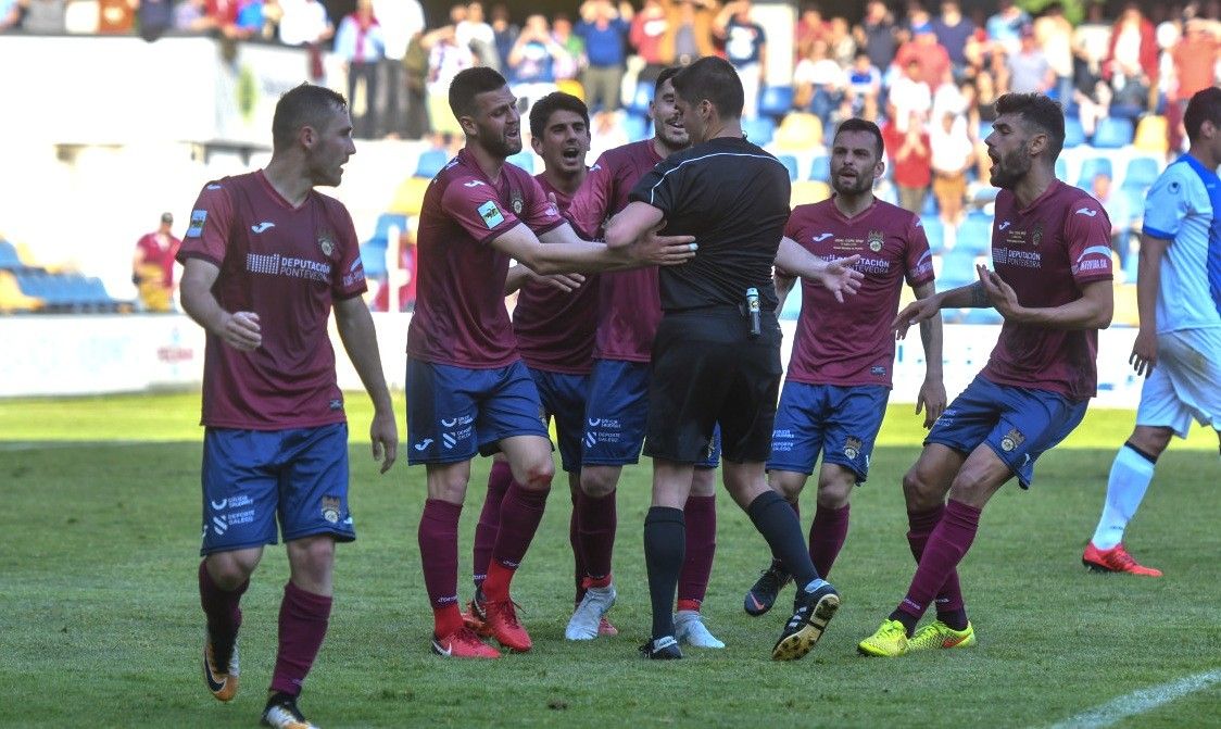 Os xogadores rodean ao árbitro no partido entre Pontevedra e Unión Adarve en Pasarón