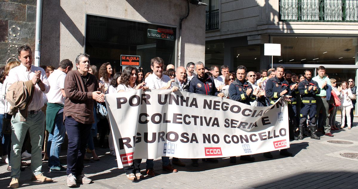 Concentración de los funcionarios municipales delante del concello