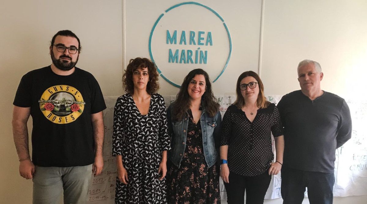 Alexandra Fernández y Vanessa Angustia, acompañadas de representantes de Marea de Marín