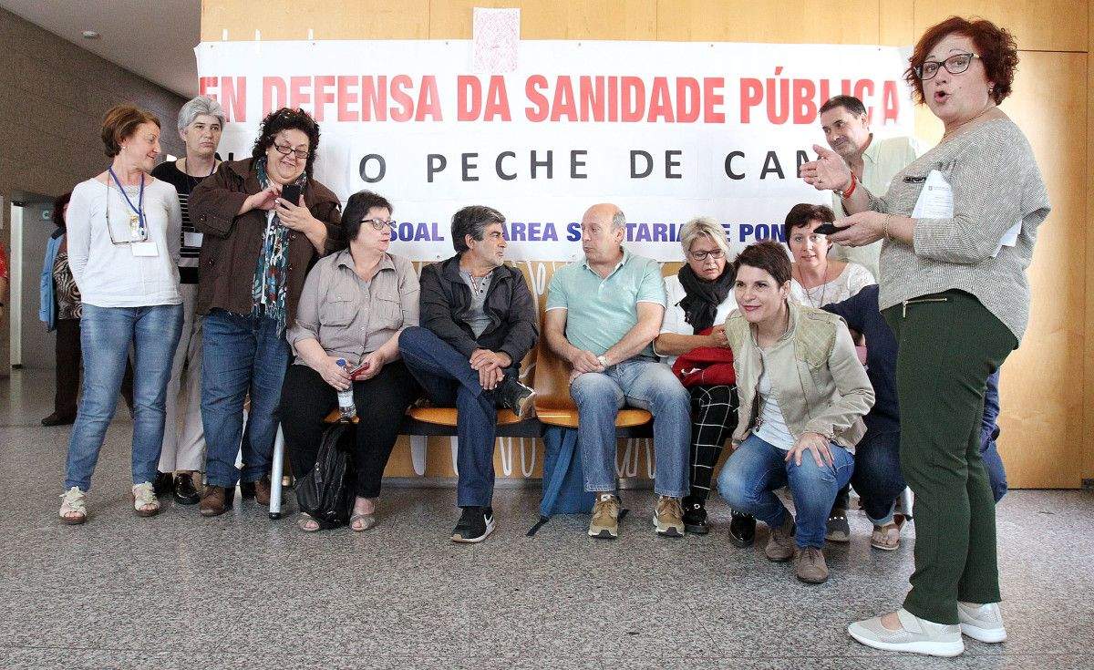 Encerro no vestíbulo do Hospital Provincial polo peche de camas