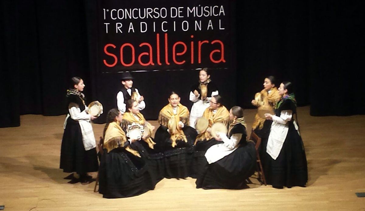 Actuación do grupo Soalleira no concurso de música tradicional