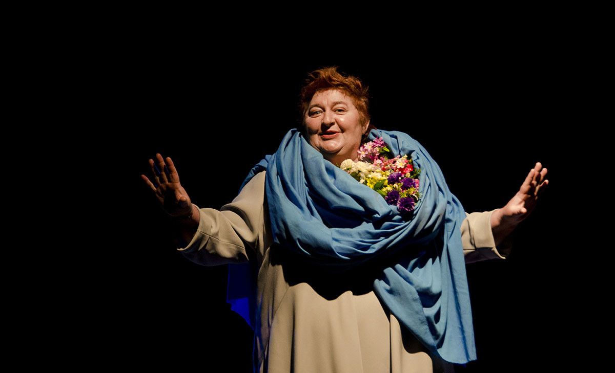 Escena de la obra "Señora que pasea pola rúa con dous cans preciosos", de Matrioshka Teatro Escena de la obra "Señora que pasea pola rúa con dous cans preciosos", de Matrioshka Teatro