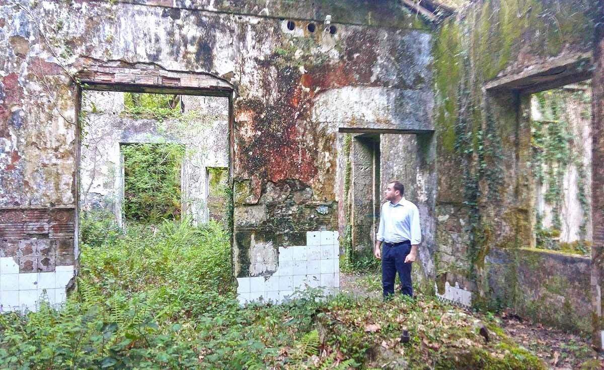 Jorge Cubela na vella minicentral dos Baños de San Xusto