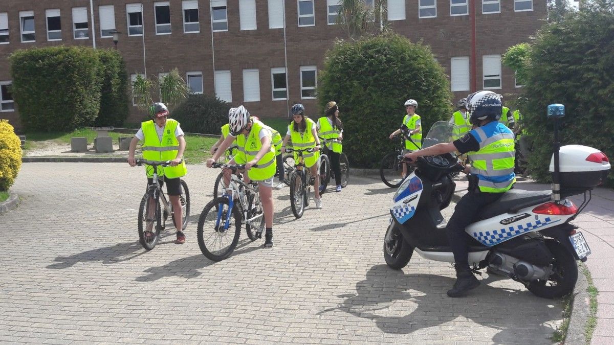 Clase práctica coas bicicletas no instituto de Poio