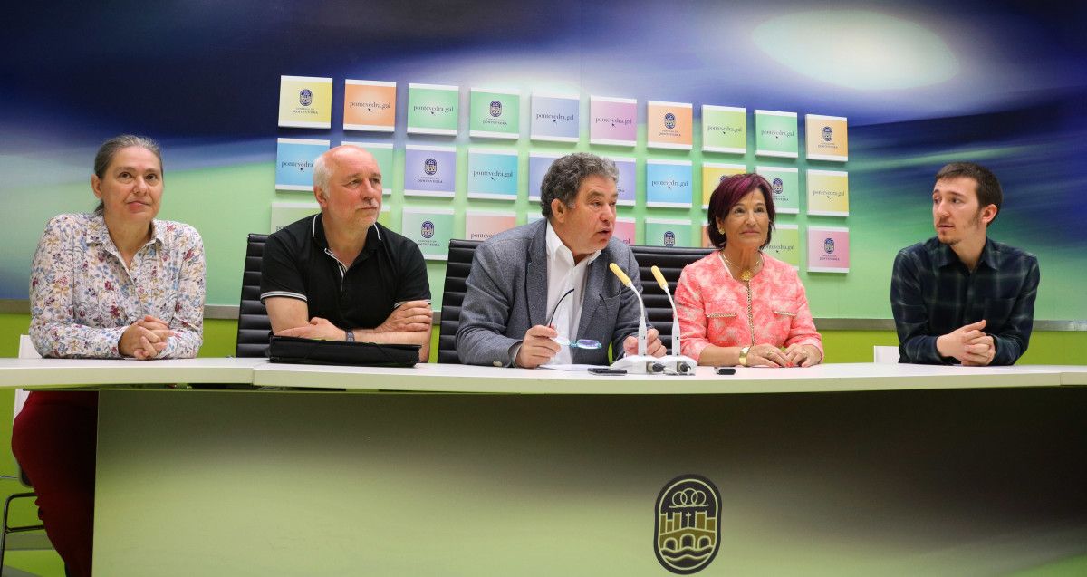 Organizadores dos primeiros 'Ben veñas, maio', co alcalde de Pontevedra e o concelleiro de Normalización Lingüística