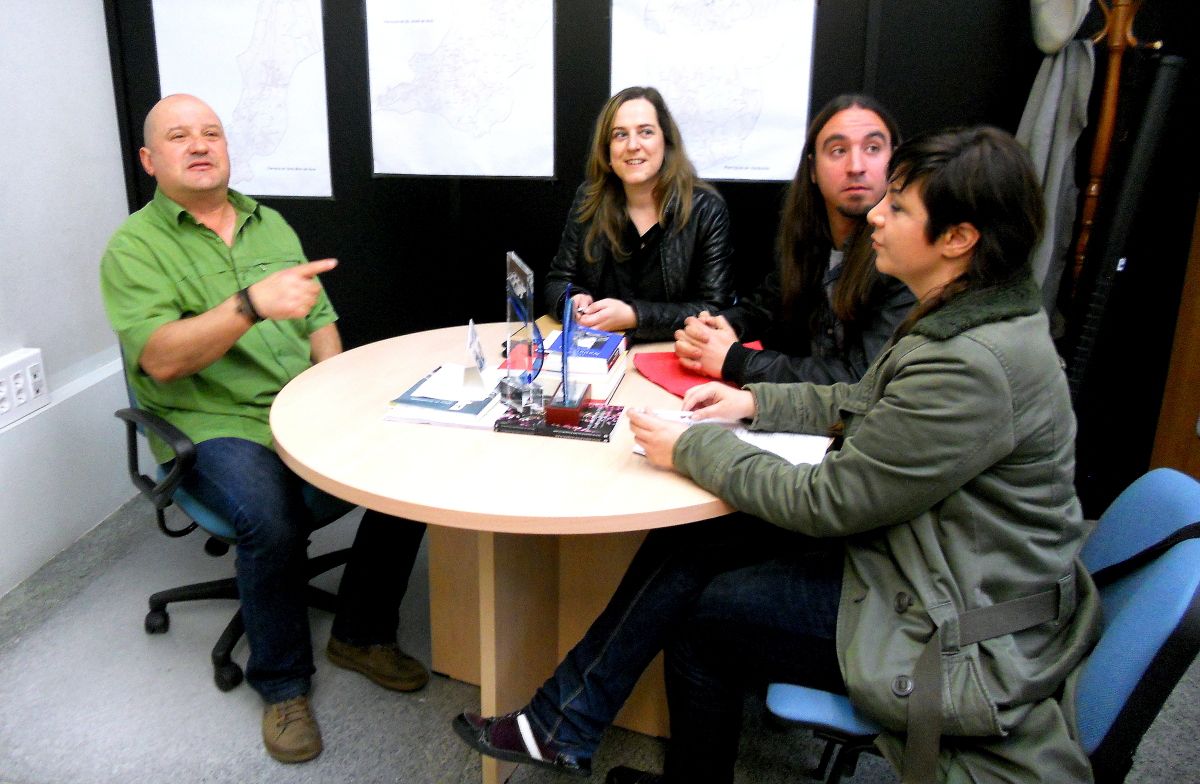 El concejal Miguel Filgueira reunido con representantes de 'Por un parque digno para perros'