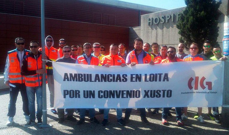 Concentración de los trabajadores de las ambulancias en el Hospital do Salnés