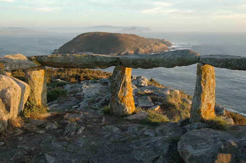 Vista a Cíes desde el mirador de Ons