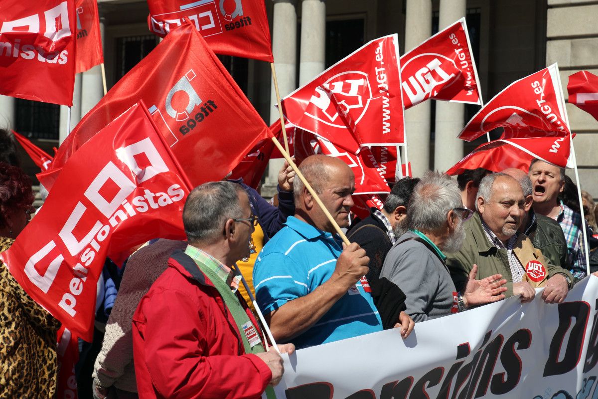 Concentración de UGT-CC.OO. en protesta por las pensiones