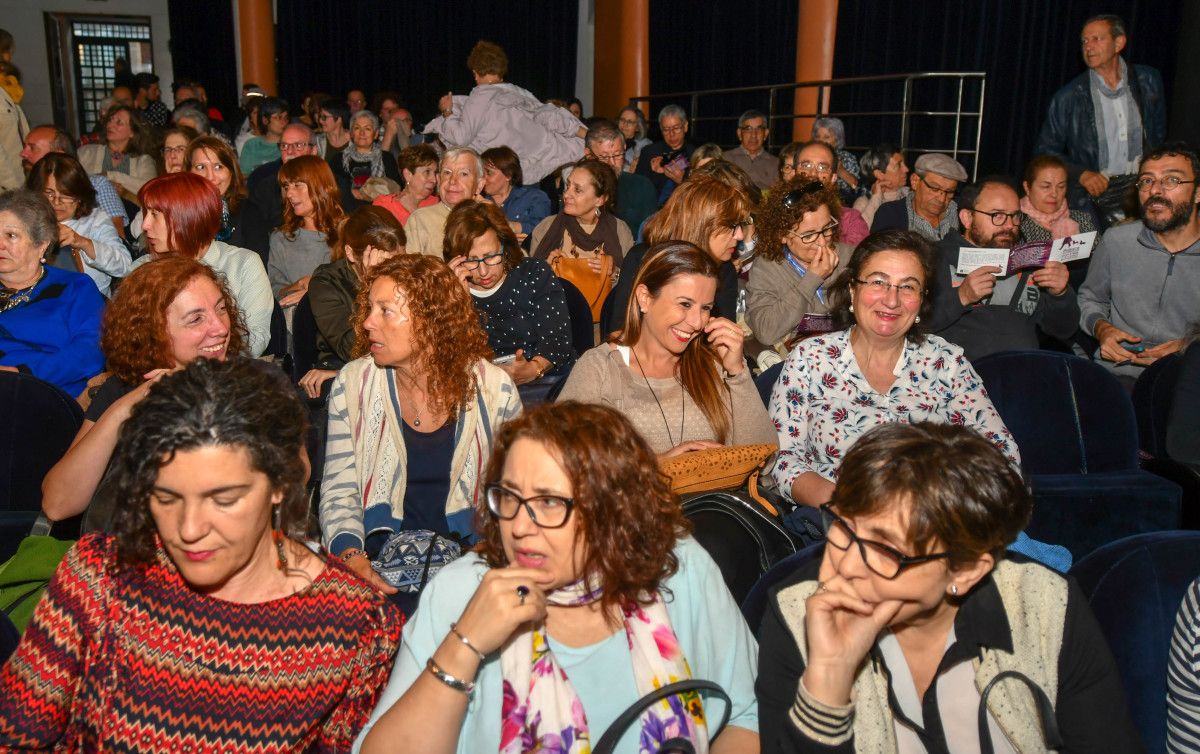 'Señora que pasea pola rúa con dous cans preciosos', de Matrioshka Teatro 'Señora que pasea pola rúa con dous cans preciosos', de Matrioshka Teatro