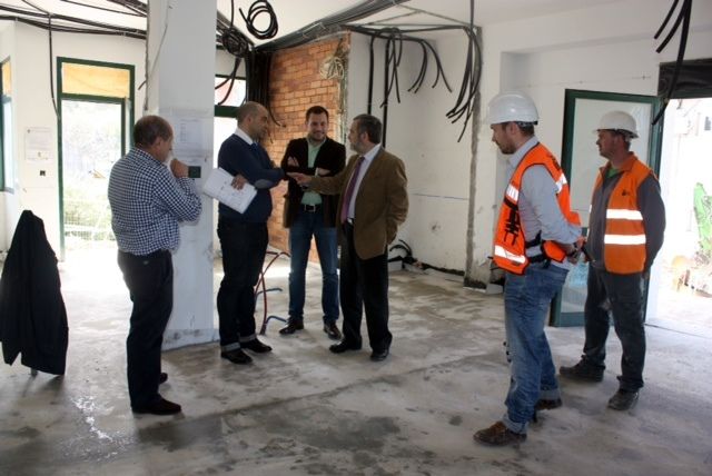 Jorge Cubela y José Manuel González visitan las obras de acondicionamiento del nuevo centro de salud de Cotobade