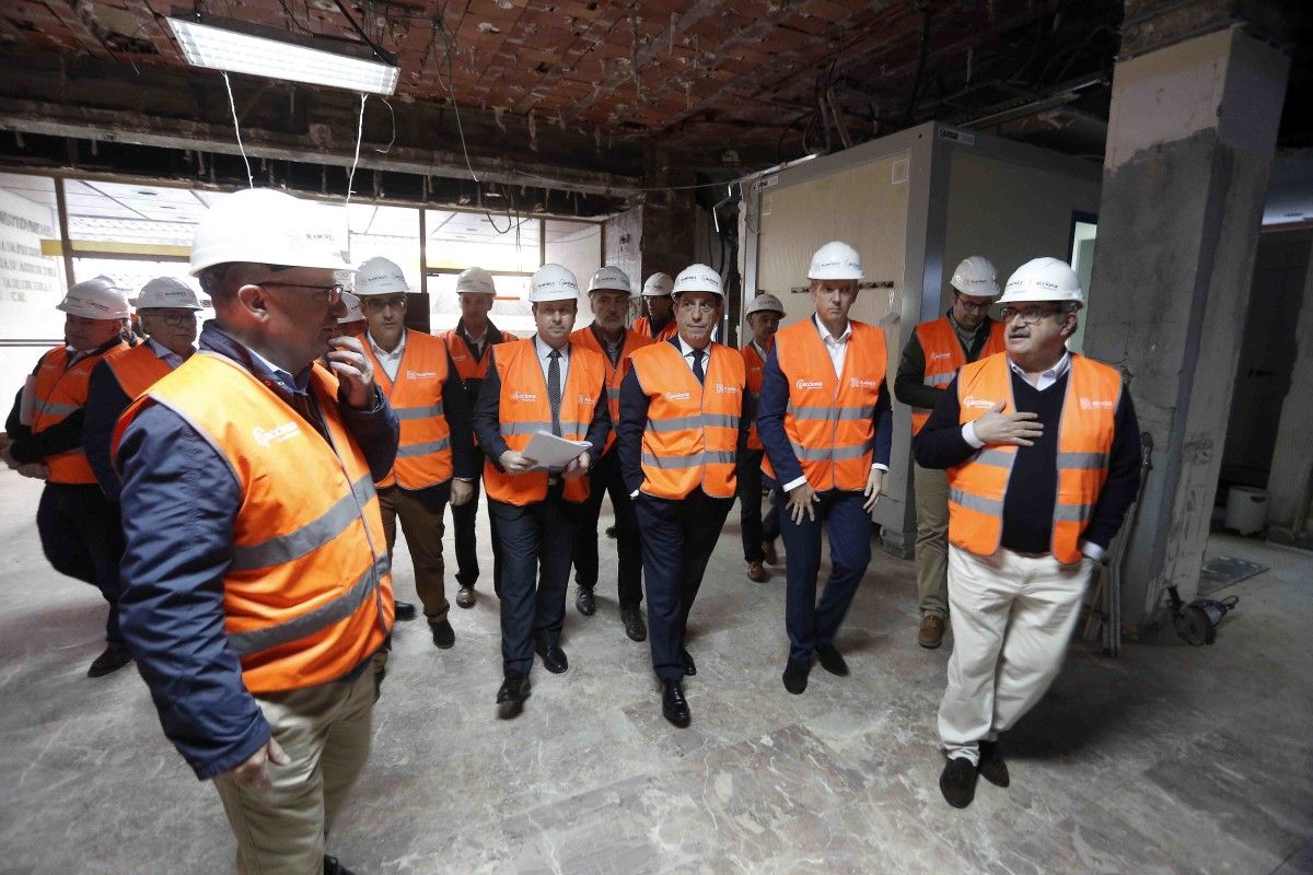 Alfonso Rueda y Valeriano Martínez visitan las obras del edificio de la Xunta en Benito Corbal