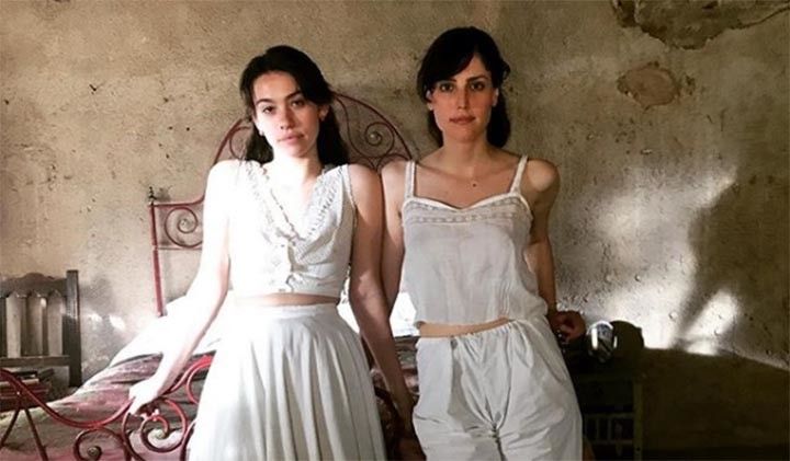Greta Fernández e Natalia de Molina, caracterizadas como Elisa e Marcela