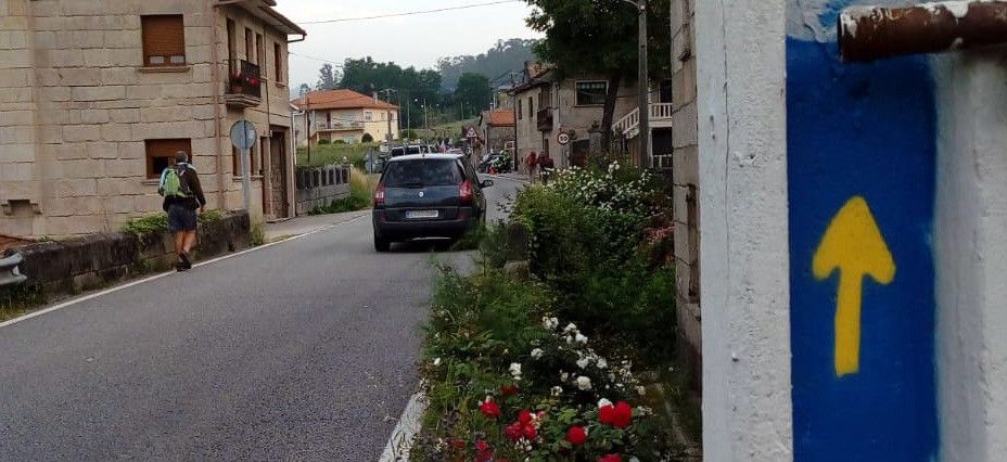 Peregrino por el Camiño portugués a su paro por Alba