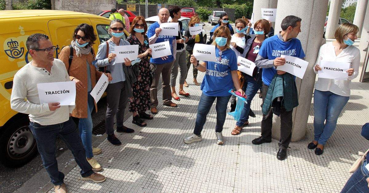 Concentración de trabajadores de la Justicia a las puertas de los juzgados de A Parda