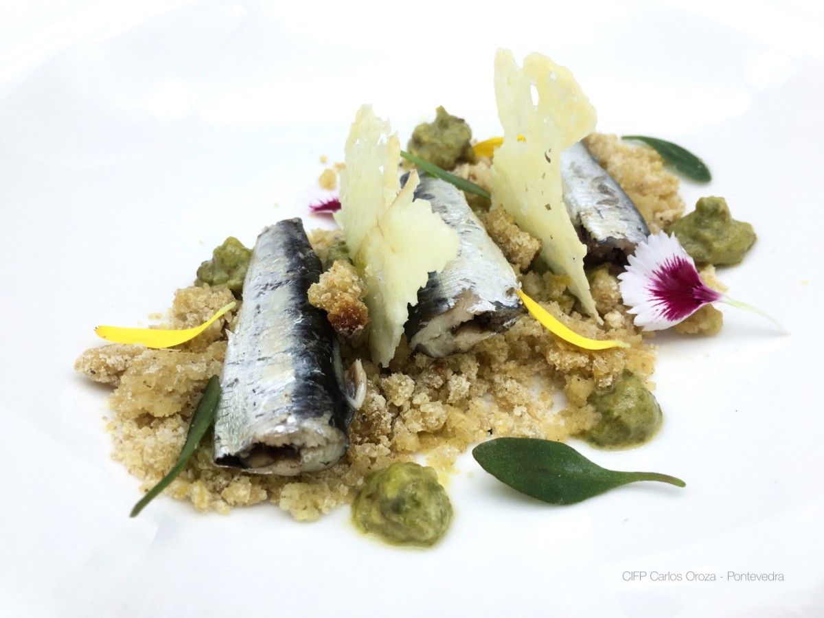 Xoubas Pescamar con aceite de brasa, pementos de Padrón e pan de millo