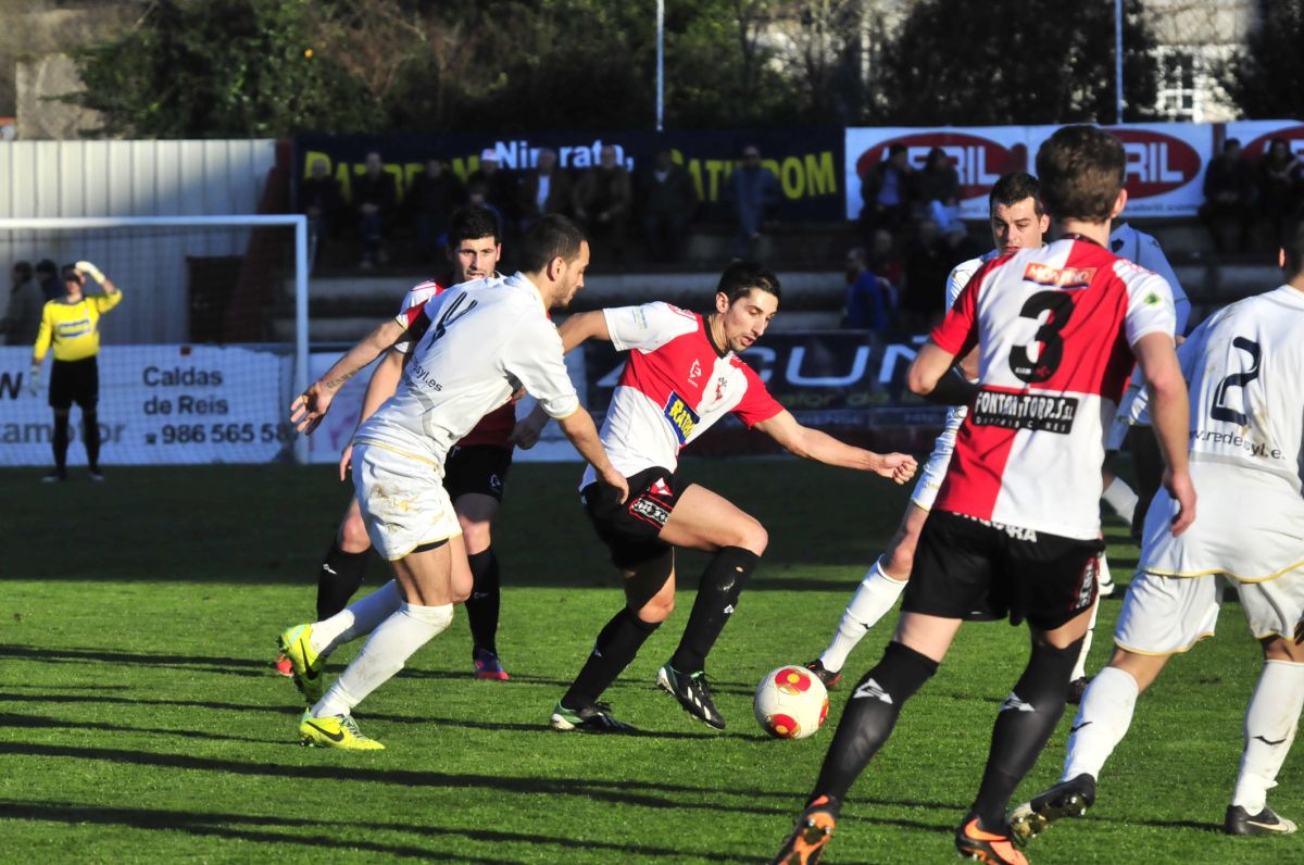 Un momento do partido entre Arosa e Boiro na Lomba