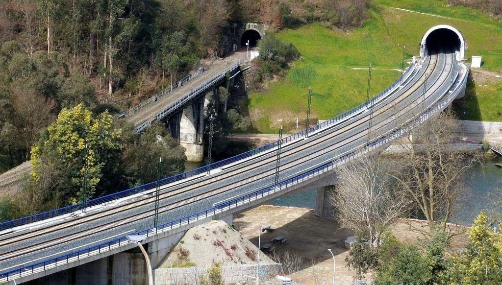 A vella e a nova ponte do tren sobre o río Lérez