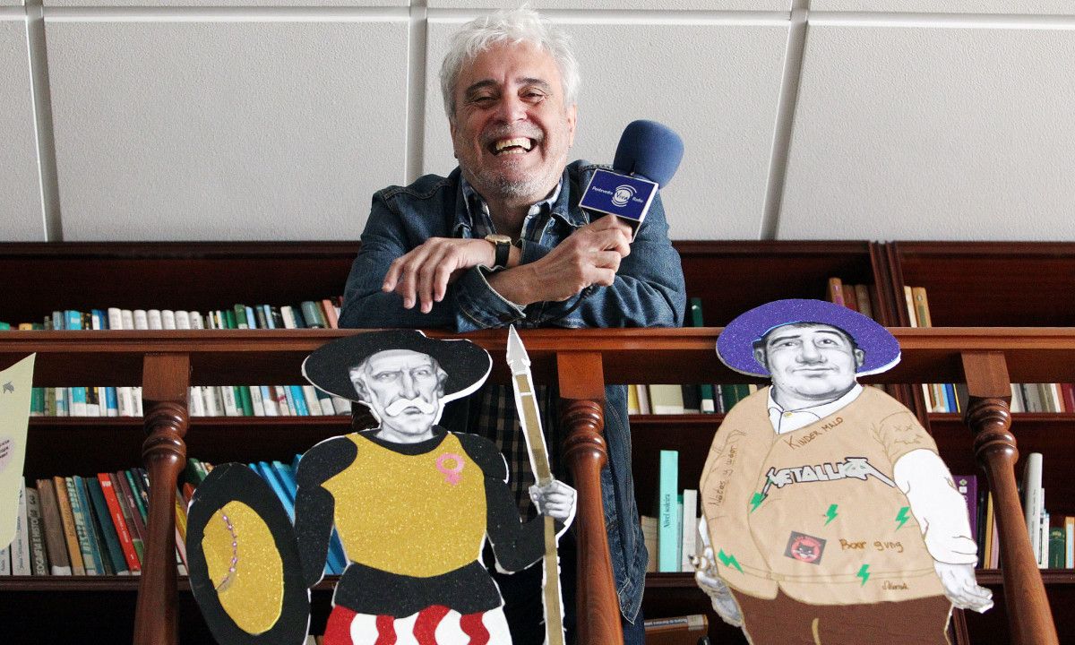 Javier Domínguez en la biblioteca del IES Valle Inclán de Pontevedra