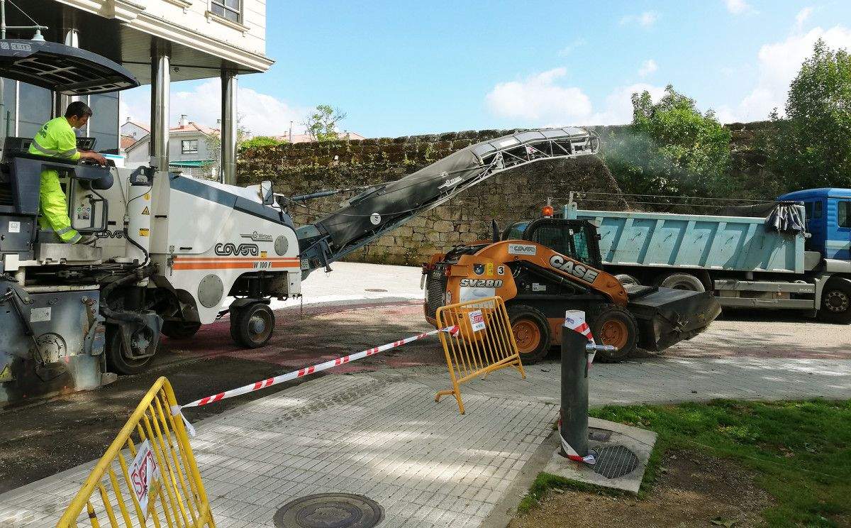 Obras de reasfaltado en la Plaza de Barcelos