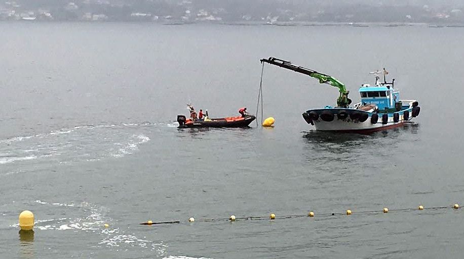 Instalación de balizas nas praias de Marín