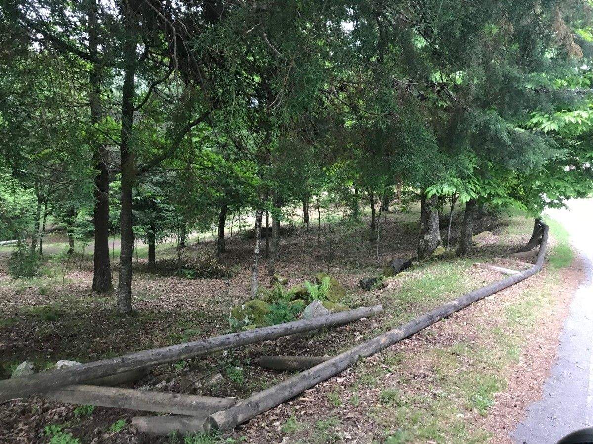 Valla deteriorada en el Lago de Castiñeiras