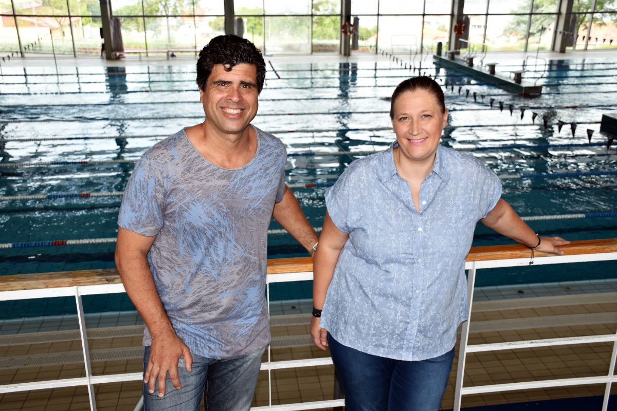 O profesor Emerson Ramírez e a presidenta do Natación Galaico, Amparo Porta