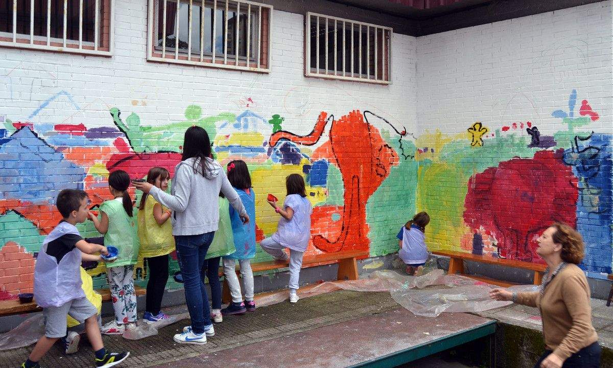 Pintada comunitaria do patio do colexio Campolongo