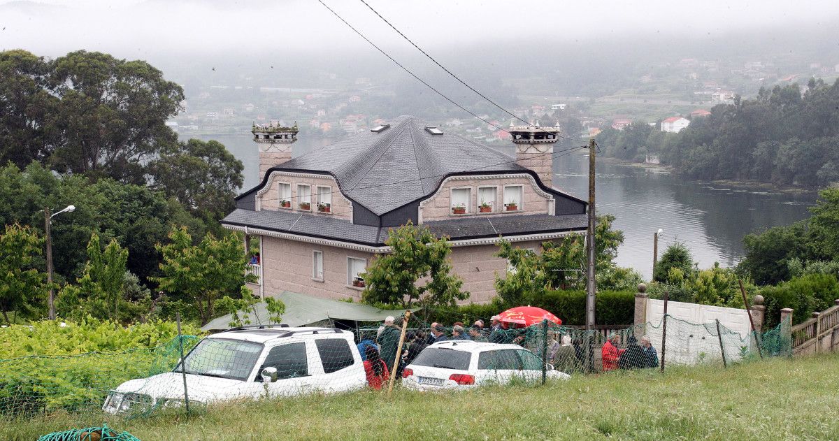  Espera de los vecinos de Vilaboa a la llegada de las máquinas