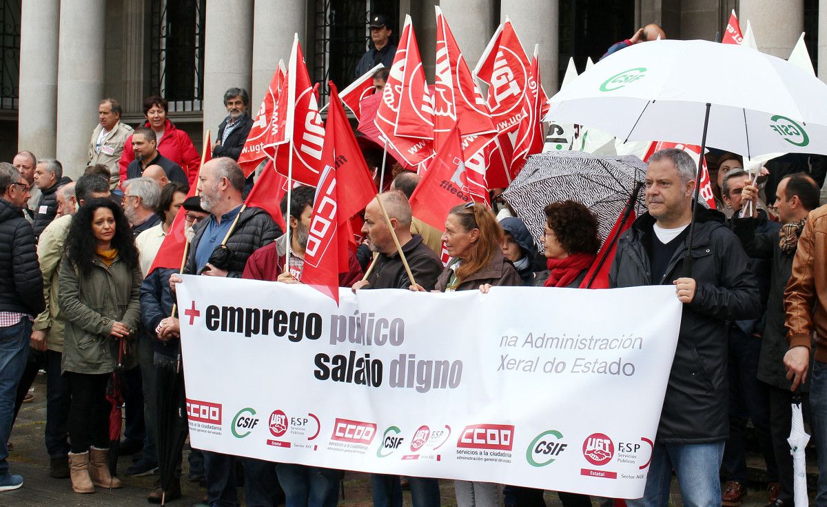 Concentración de CSIF, UGT e Comisións Obreiras, ante a Subdelegación do Goberno Concentración de CSIF, UGT e Comisións Obreiras, ante a Subdelegación do Goberno