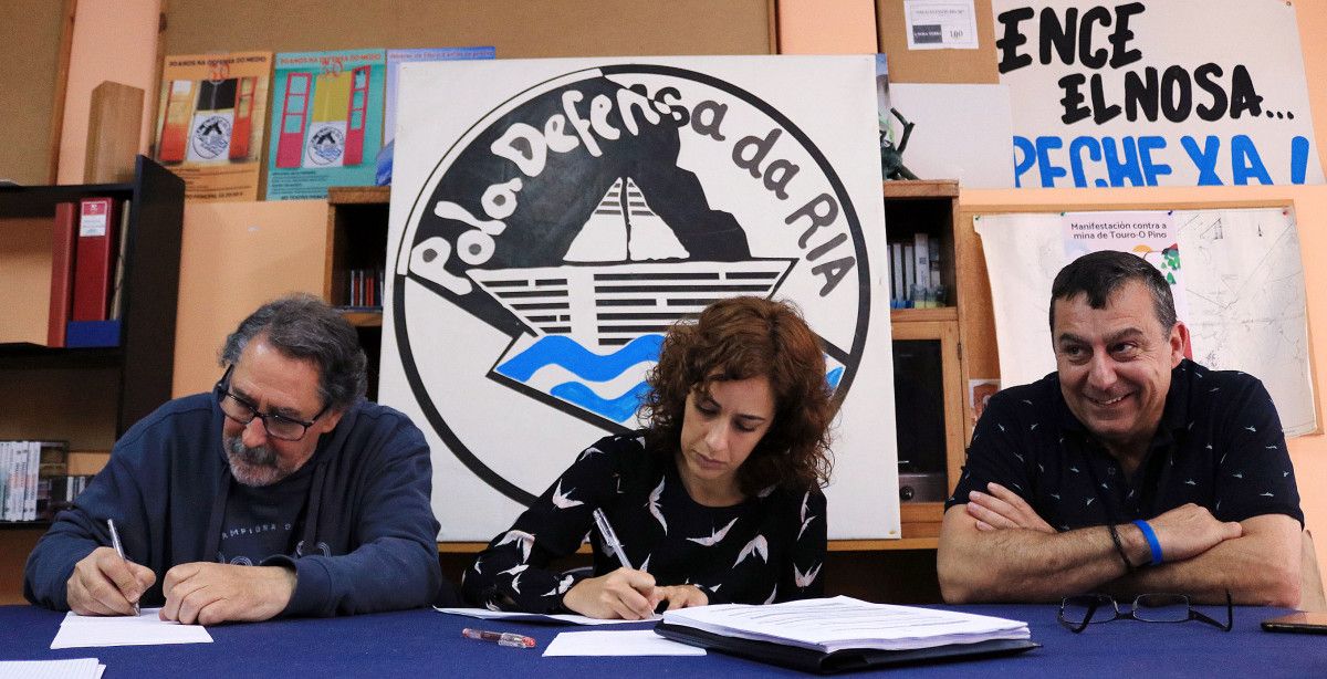 Alexandra Fernández xunto a directiva da APDR 