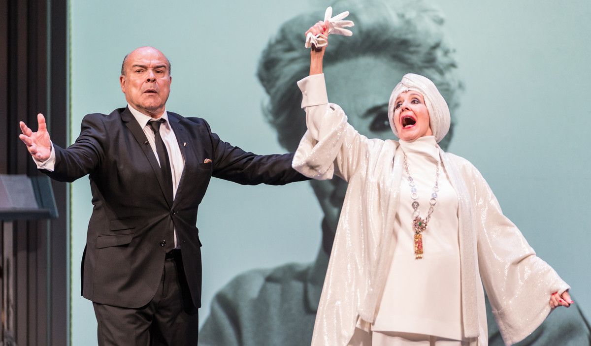 Concha Velasco y Antonio Resines en una escena de la obra "El funeral" 