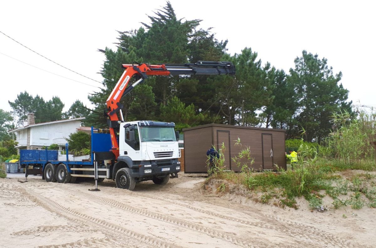 Instalación de módulos con aseos nas praias de Sanxenxo