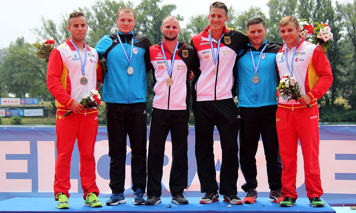 Sergio Vallejo y Adrián Sieiro, en el podium del Europeo de Belgrado
