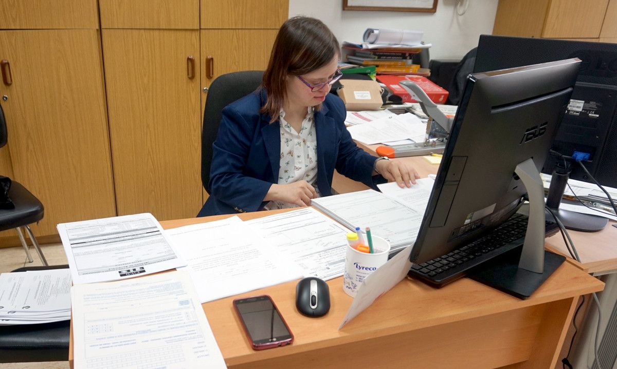 Moza con síndrome de Down que se forma como administrativa