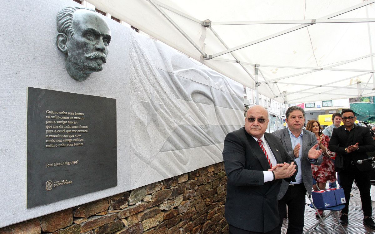 Acto de inauguración da nova escultura da praza José Martí