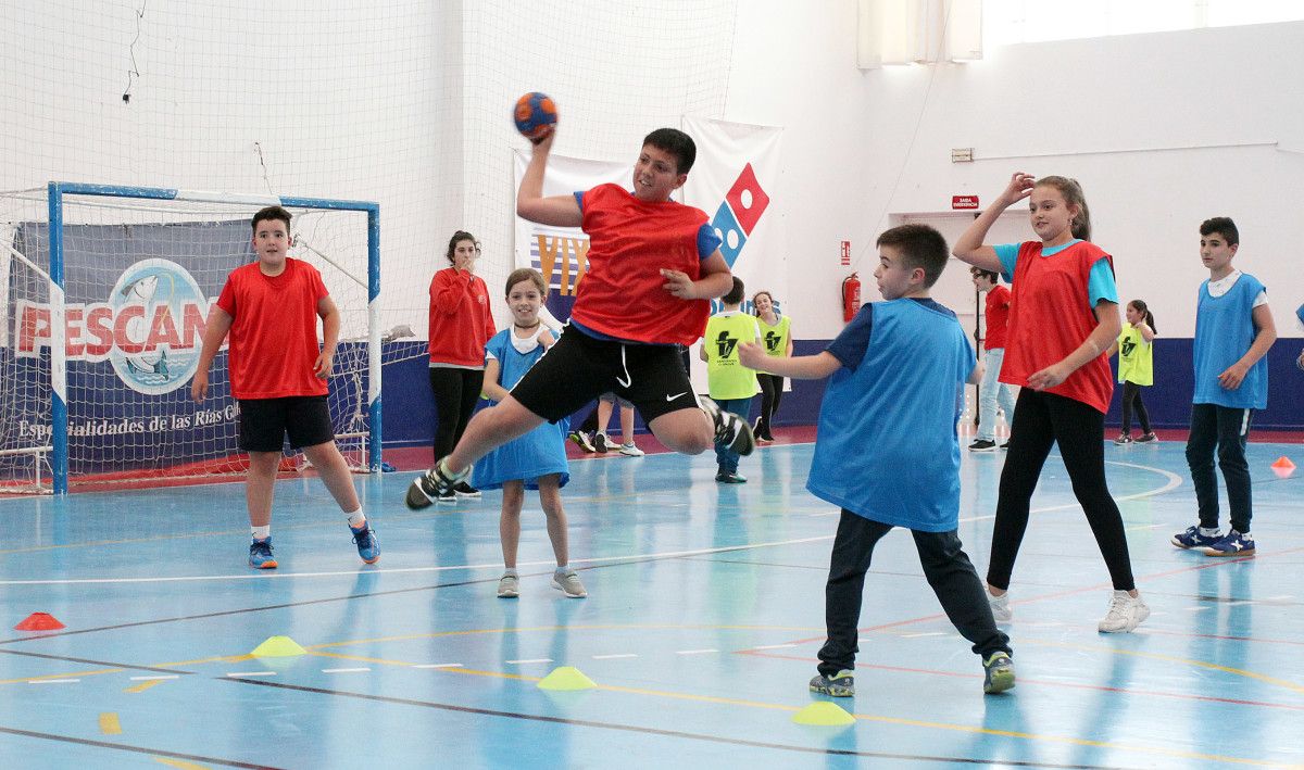 Xornada de portas abertas na escola deportiva de balonmán de Poio