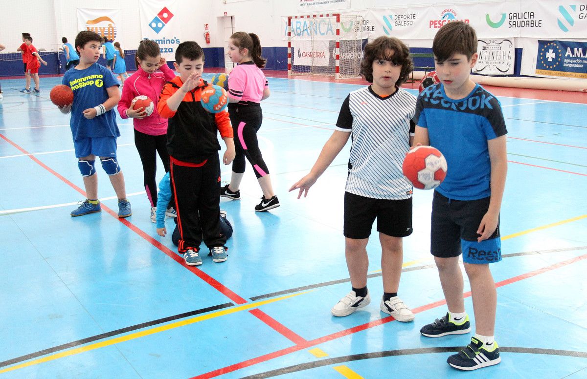 Xornada de portas abertas na escola deportiva de balonmán de Poio
