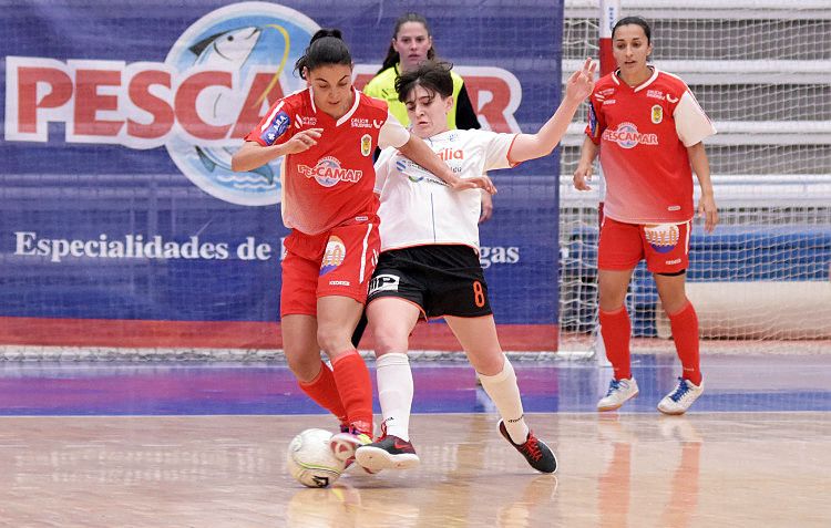 Antía Pérez xunto a Ceci nun partido entre Poio Pescamar e Ourense Envialia