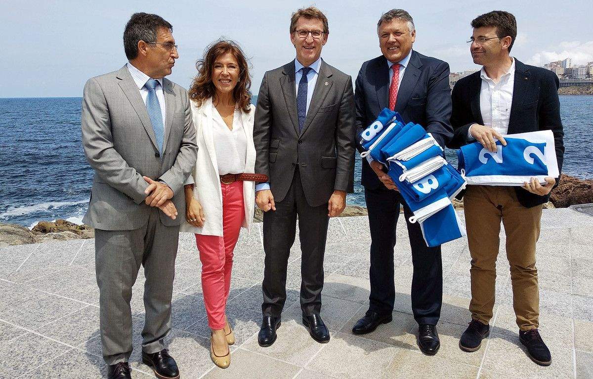 El alcalde de Sanxenxo recoge sus banderas azules