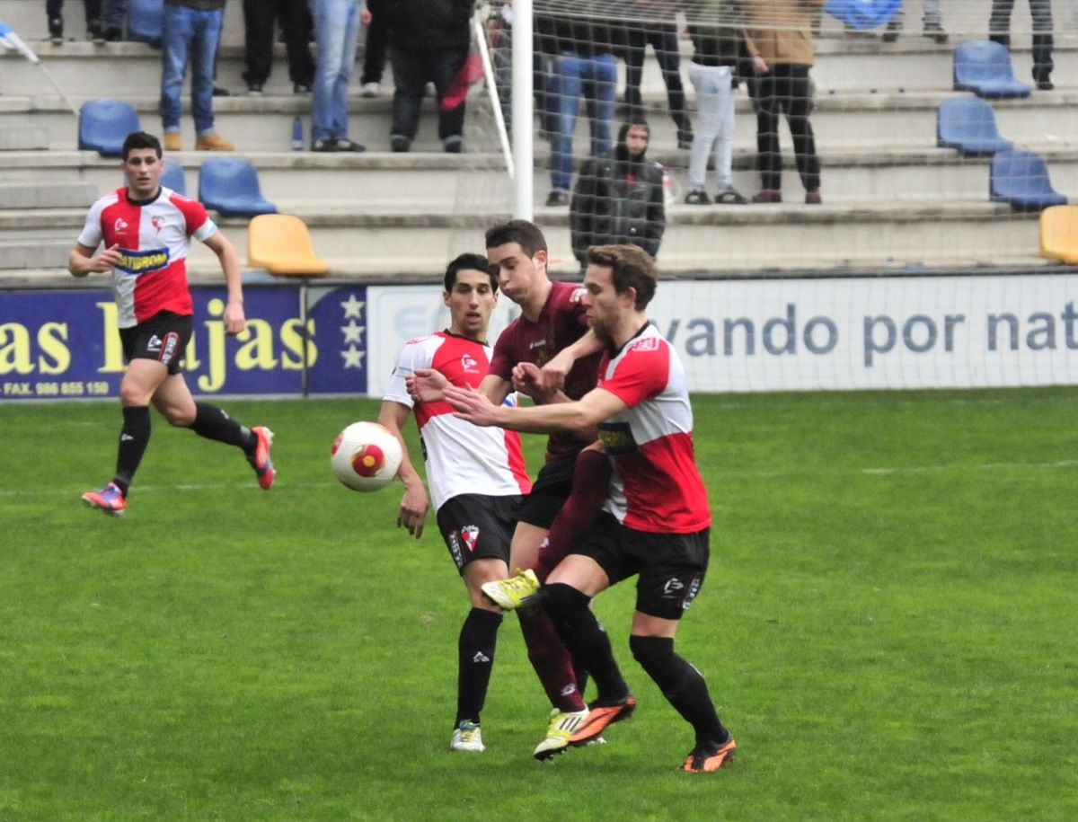 Alex Freire disputa un balón con Javi Otero no partido Pontevedra-Arosa en Pasarón